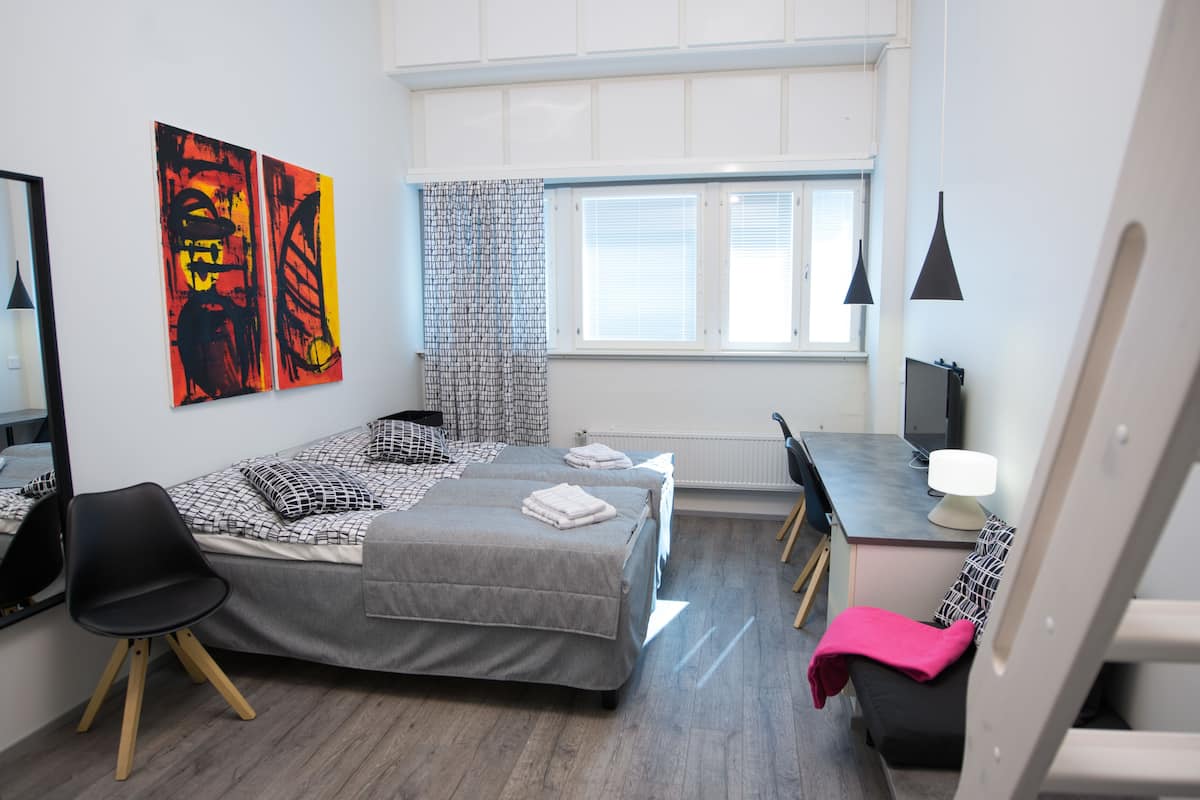 Escritorio, tabla de planchar con plancha, wifi gratis y ropa de cama
