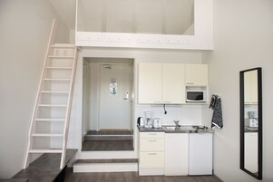 Jääkaappi, mikroaaltouuni, liesi, kahvin-/teenkeitin