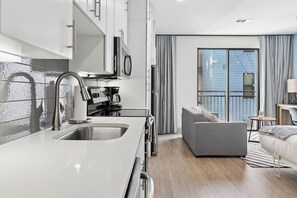 Departamento, 1 cama Queen size, para no fumadores, cocina | Cocina privada | Refrigerador con congelador, microondas, horno y parrilla de estufa