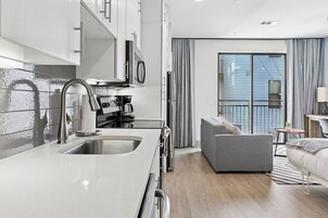 Refrigerador con freezer, microondas, horno, placa de cocina