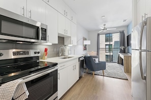 Appartement, 2 chambres, non-fumeurs, cuisine | Cuisine privée | Grand réfrigérateur, micro-ondes, four, plaque de cuisson