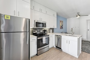 Apartment, 1 Bedroom, Non Smoking, Kitchen | Private kitchen | Full-size fridge, microwave, oven, stovetop