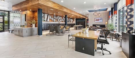 Cocina amplia y moderna con una pared de acento de madera, una isla central y un comedor con sillas y una mesa.