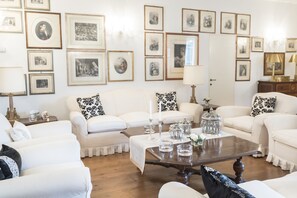 Coin salon dans le hall