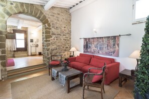 Suite romántica, 1 cama Queen size, cocina, vista al patio (Torchio) | Área de sala de estar | Televisión de pantalla plana 