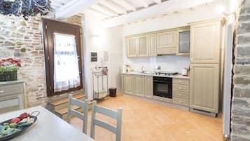 Romantic Suite, 1 Queen Bed, Kitchen, Courtyard View (Torchio) | Private kitchen