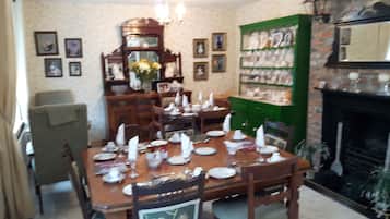 Breakfast (EUR 5.00 per person)