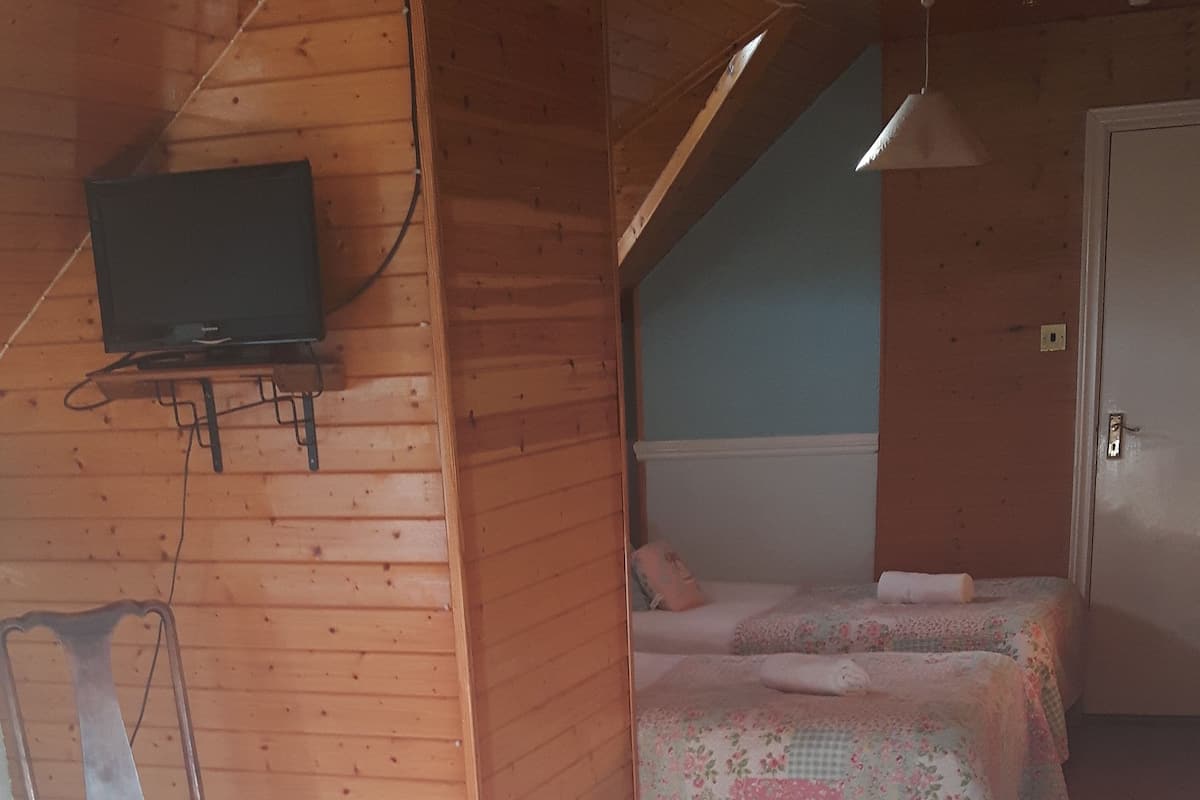 Family Dört Kişilik Oda, Birden Çok Yatak, Bahçe Manzaralı | Kaliteli yatak takımı, ütü/ütü masası, ücretsiz kablosuz İnternet