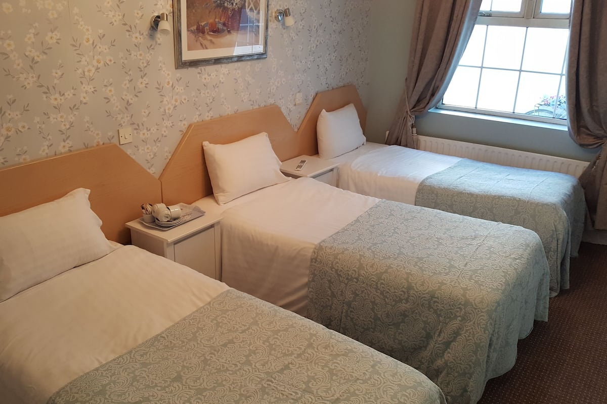 Deluxe Üç Kişilik Oda | Kaliteli yatak takımı, ütü/ütü masası, ücretsiz kablosuz İnternet