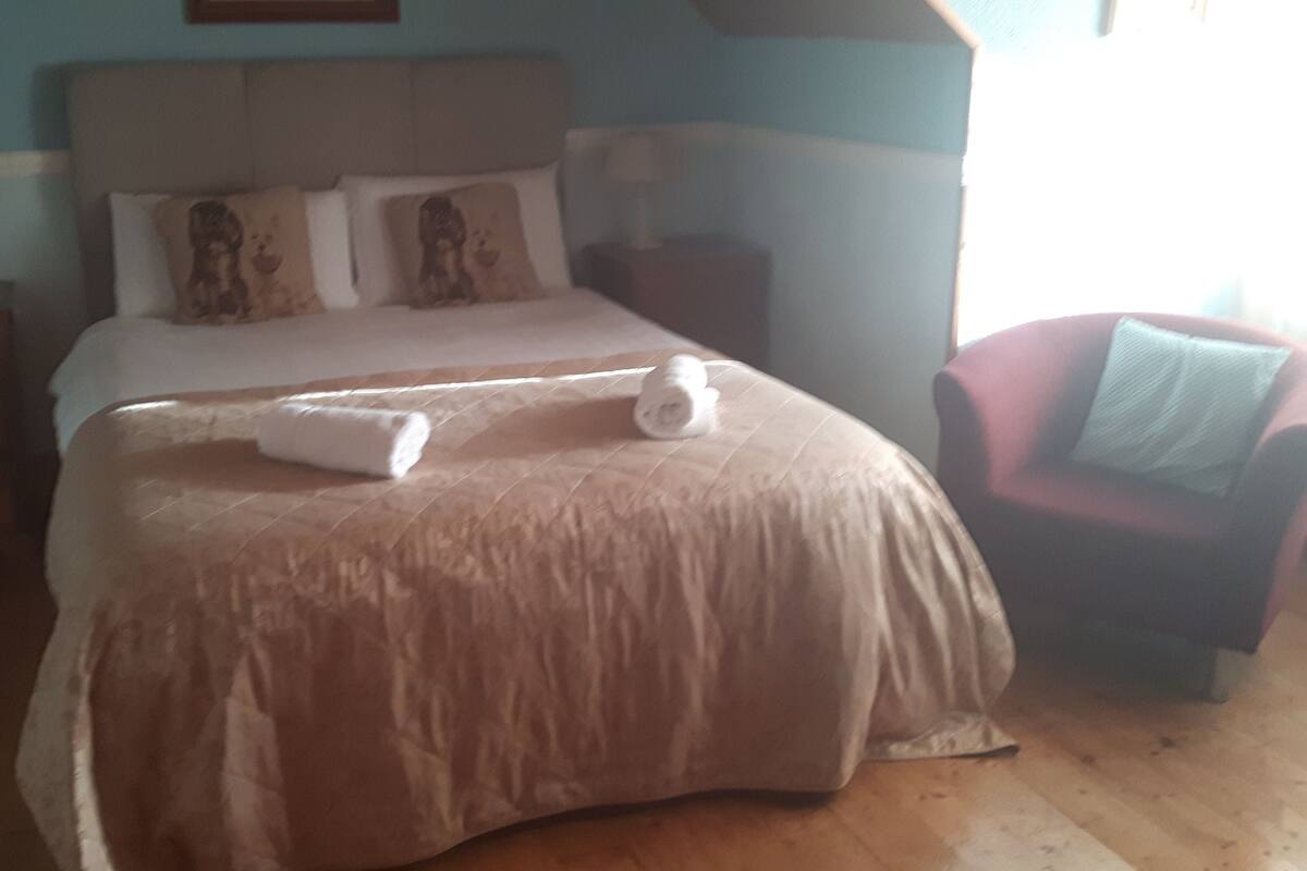 Familie vierpersoonskamer, meerdere bedden, uitzicht op tuin | Luxe beddengoed, een strijkplank/strijkijzer, gratis wifi