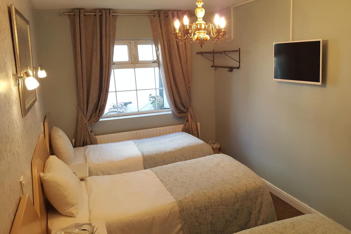 Deluxe Üç Kişilik Oda | Kaliteli yatak takımı, ütü/ütü masası, ücretsiz kablosuz İnternet