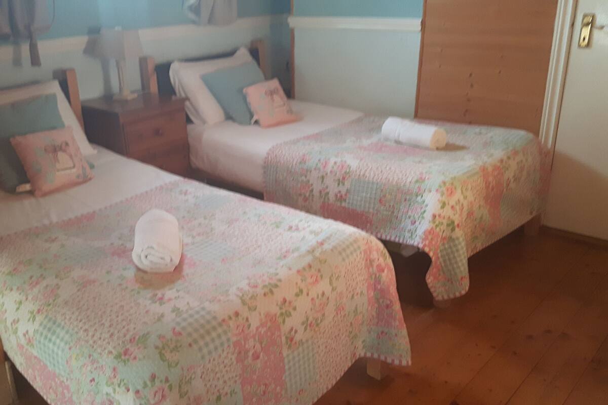 Family Dört Kişilik Oda, Birden Çok Yatak, Bahçe Manzaralı | Kaliteli yatak takımı, ütü/ütü masası, ücretsiz kablosuz İnternet