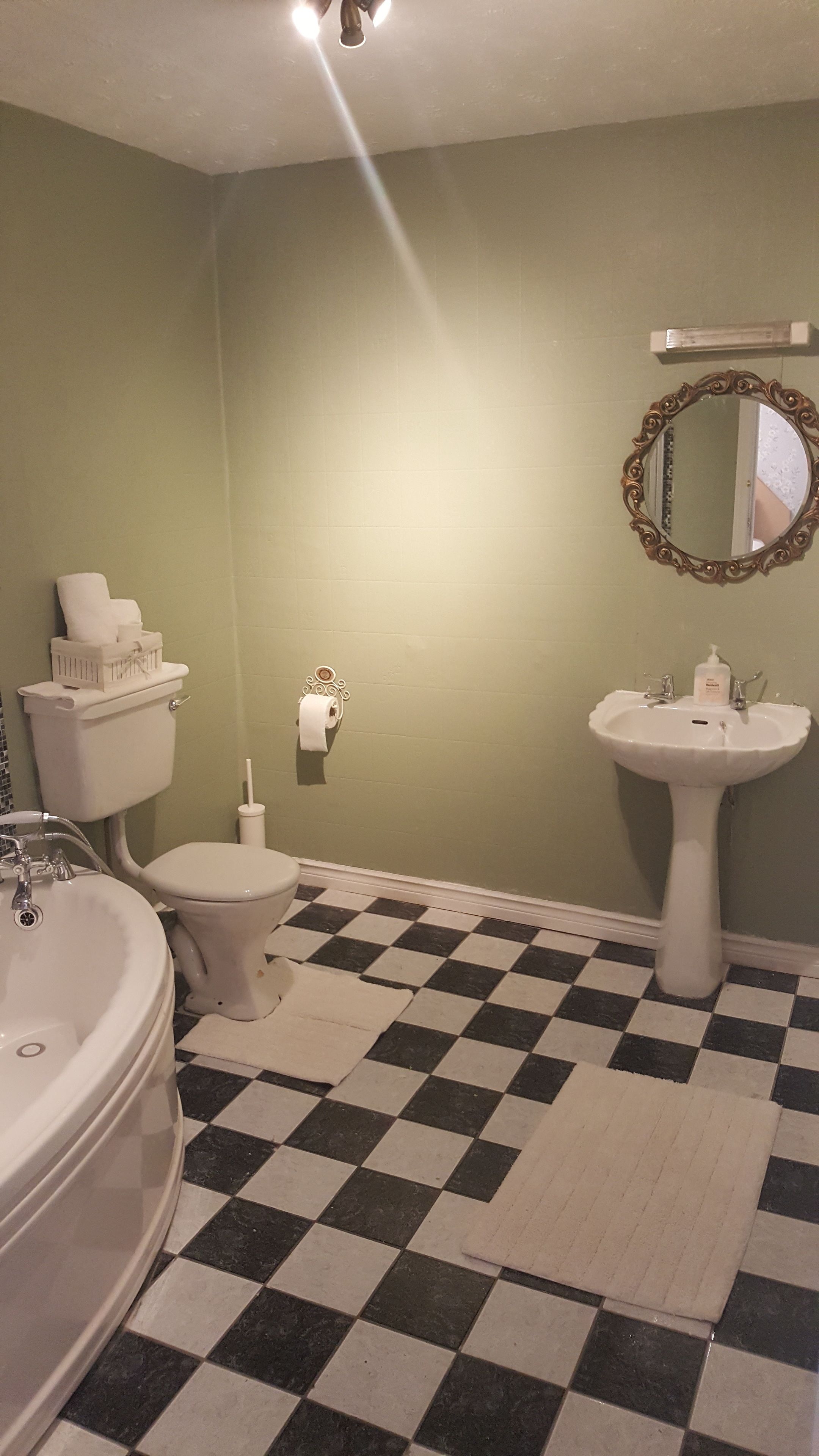 Deluxe Triple Room | Bathroom | Shower, free toiletries, towels