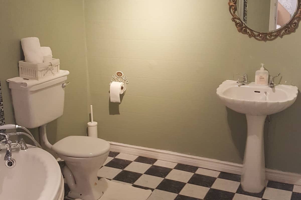 Deluxe Üç Kişilik Oda | Banyo | Duş, ücretsiz banyo/kozmetik ürünleri, havlu