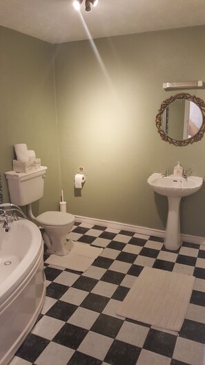 Deluxe Triple Room | Bathroom | Shower, free toiletries, towels - Keernaun House B&B (Dundalk)