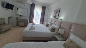 Deluxe Triple Room, Sea View | Desk, soundproofing, free WiFi, bed sheets - Ceko Hotel (Sarandë)