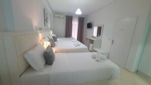 Habitación cuádruple | Escritorio, sistema de insonorización, wifi gratis y ropa de cama