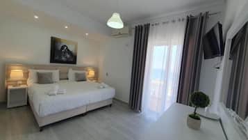 Desk, soundproofing, free WiFi, bed sheets