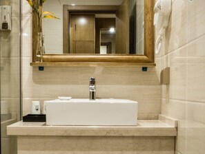 Shower, free toiletries