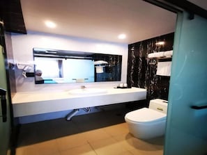 Shower, free toiletries - GreenTree Inn LuoYang West ZhongZhou Road Hotel (Luoyang)