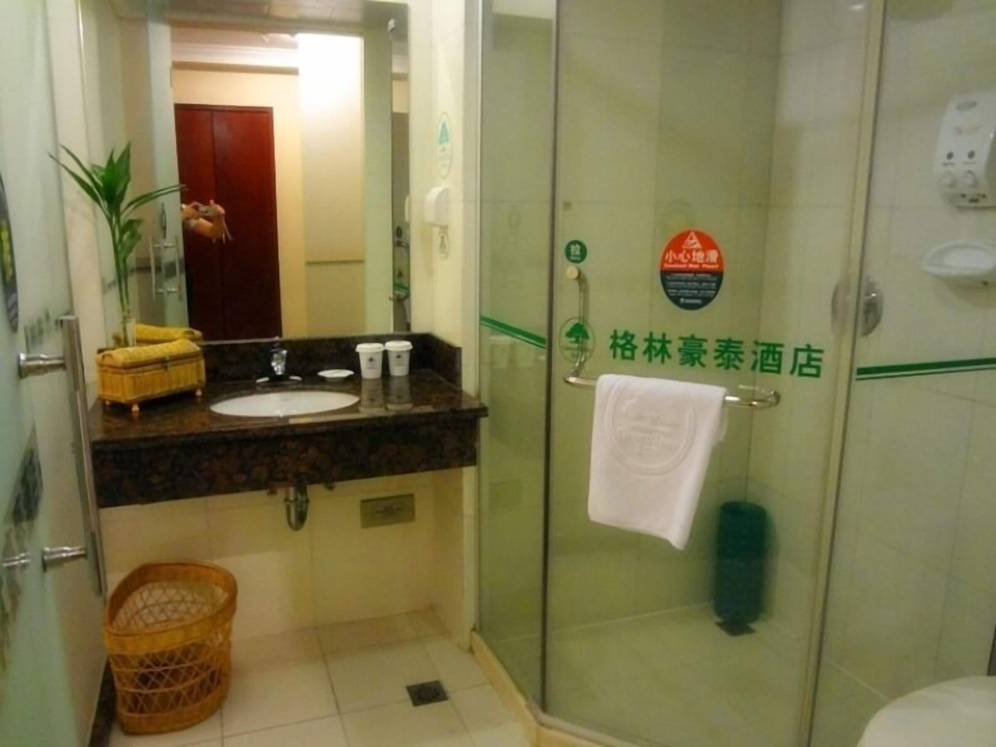 Shower, free toiletries, towels