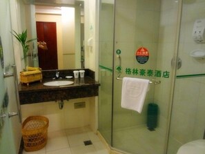Shower, free toiletries, towels - GreenTree Inn Nantong Chongchuan District Tongjing Avenue Jiaoyu Road Business Hotel (Nantong)