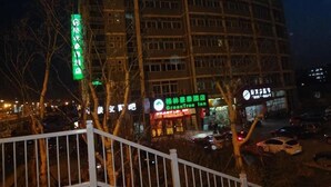 Bagian depan properti - sore/malam