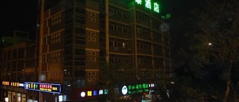 Fachada del alojamiento - Noche