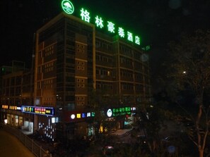 Front of property – evening/night - GreenTree Inn Nantong Chongchuan District Tongjing Avenue Jiaoyu Road Business Hotel (Nantong)