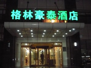 Fachada del alojamiento - Noche