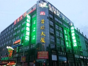 Front of property - evening/night - GreenTree Inn Nantong Tongzhou District Textile City Bus Station Express Hotel (Nantong)