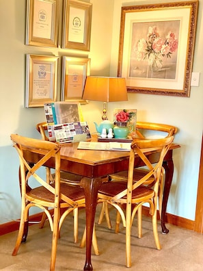 Superior Apartment, 1 Bedroom, Garden View (The Garden Apartment ) | In-room dining