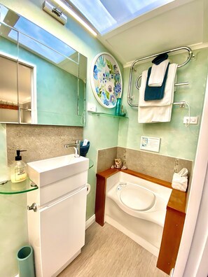 Chalet Signature, 1 cama de matrimonio, no fumadores, vistas al jardín | Baño | Ducha, artículos de higiene personal ecológicos y secador de pelo