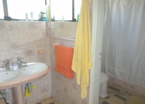 A bathroom with a sink, mirror, and a shower curtain. - Casa Pescadores Poniente Algarrobo 1030 (Algarrobo)