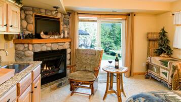 Luxury Room, Hot Tub, River View (Alpine Suite)