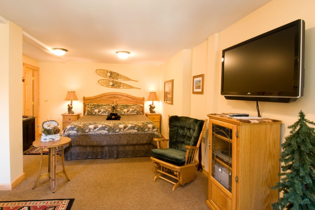 Luxury Single Room, Hot Tub (The Chalet) | Egyptian cotton sheets, premium bedding, memory foam beds