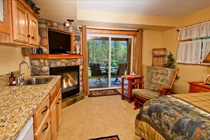 Luxury Room, Hot Tub, River View (Alpine Suite) | Egyptian cotton sheets, premium bedding, memory-foam beds - Haus Hanika - Adults Only (Leavenworth)