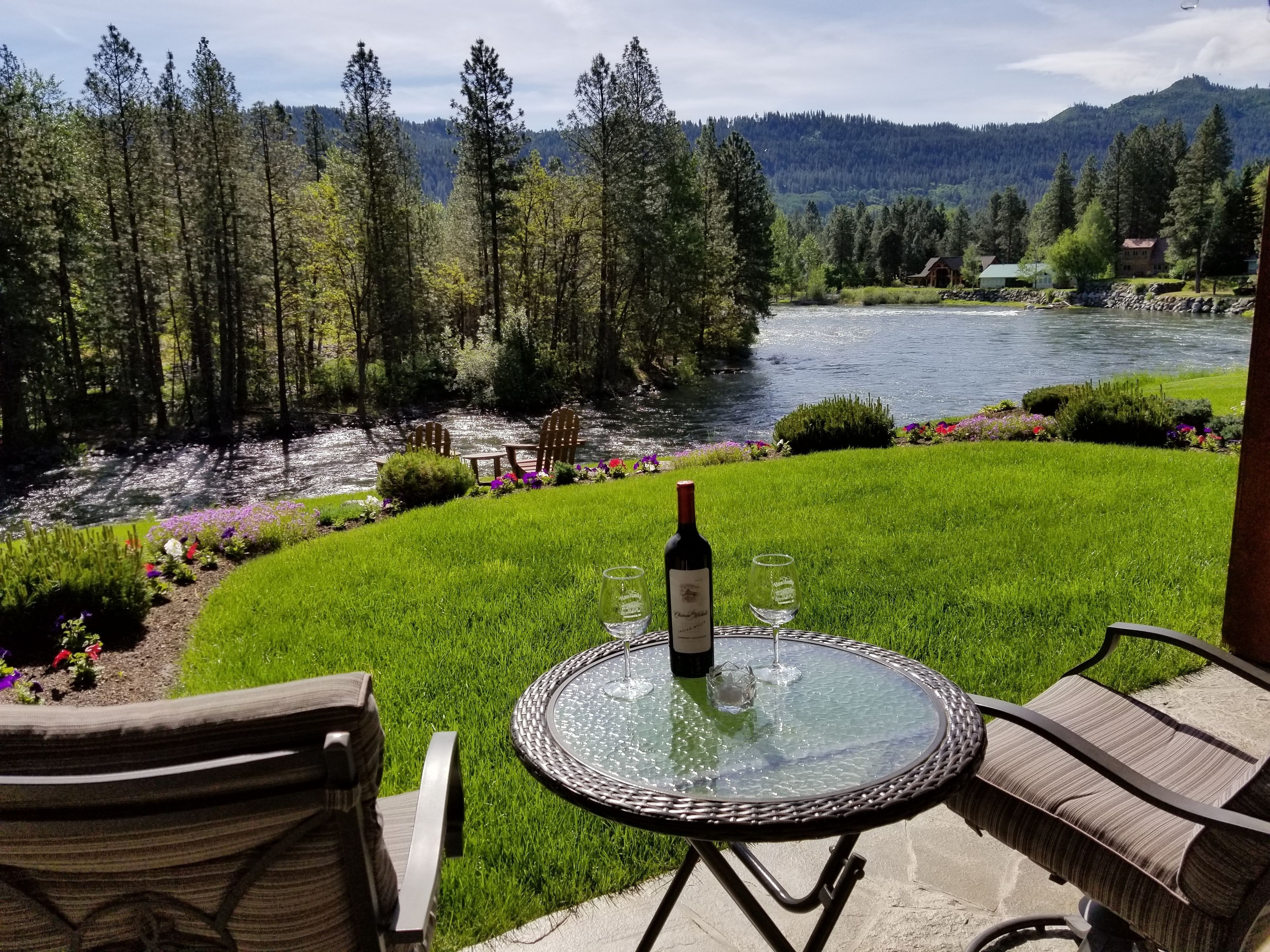 ラグジュアリー ルーム クイーンベッド 1 台 専用バスルーム リバービュー (Black Bear Suite) | ウォーター ビュー