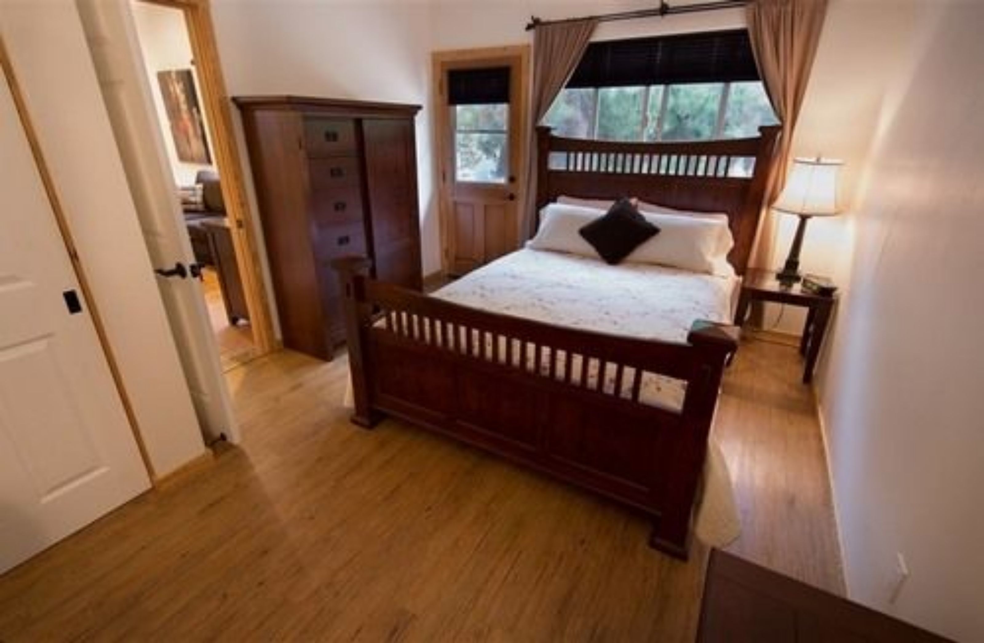 Guest House, 1 Queen Bed, Kitchen | Free WiFi