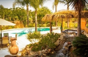 Una piscina al aire libre