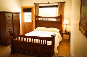 Guest House, 1 Queen Bed, Kitchen | Free WiFi