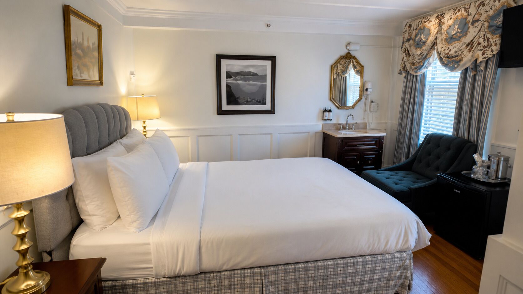 Room, Private Bathroom (Economy Room) | Individually decorated, iron/ironing board, bed sheets