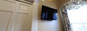 Room, 1 King Bed, Private Bathroom | Individually decorated, iron/ironing board