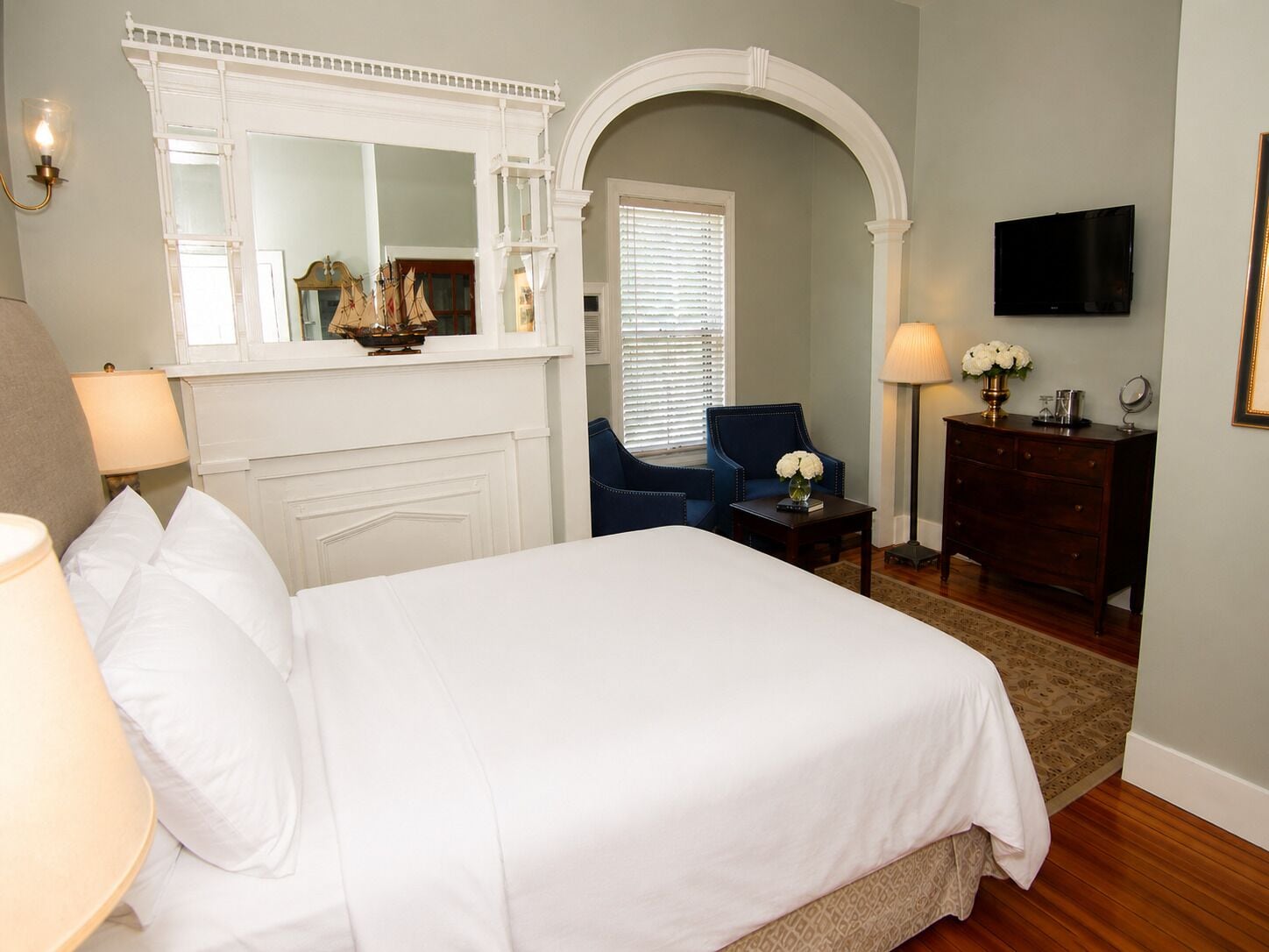 Room, Private Bathroom (Queen Room) | Individually decorated, iron/ironing board, bed sheets