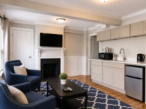 Family Suite | Living area | TV - Bellevue House (Newport)