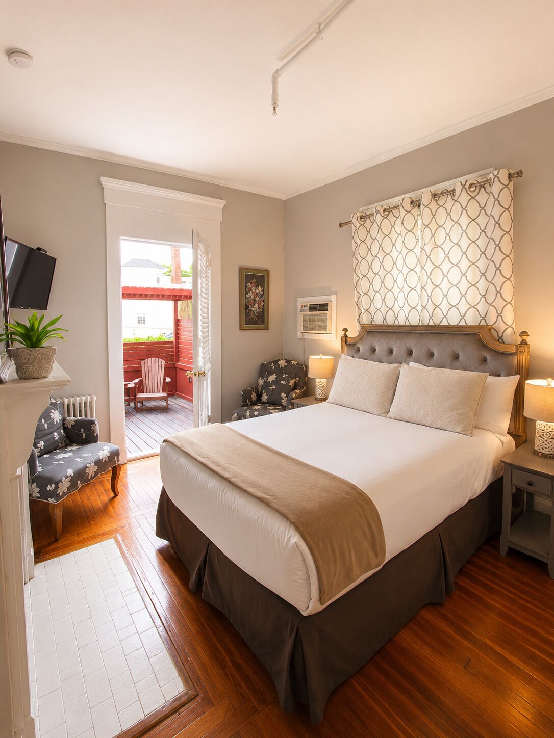 Room, 1 Queen Bed | Individually decorated, iron/ironing board, bed sheets