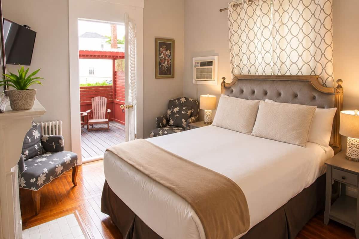 Room, 1 Queen Bed | Iron/ironing board (on request), individually decorated, bed sheets