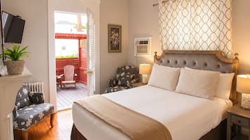 Zimmer, 1 Queen-Bett | Individuell dekoriert, Bügeleisen/Bügelbrett, Bettwäsche