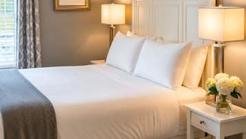 Deluxe Suite, 1 King Bed | Individually decorated, iron/ironing board, bed sheets