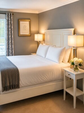 Deluxe Suite, 1 King Bed | Individually decorated, iron/ironing board, bed sheets - Bellevue House (Newport)